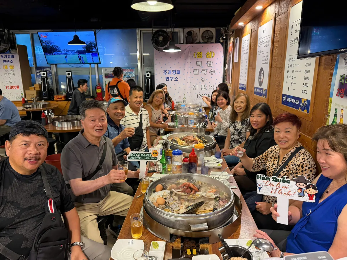 Khách hàng Joy Travel tại nhà hàng lẩu hải sản địa phương.
